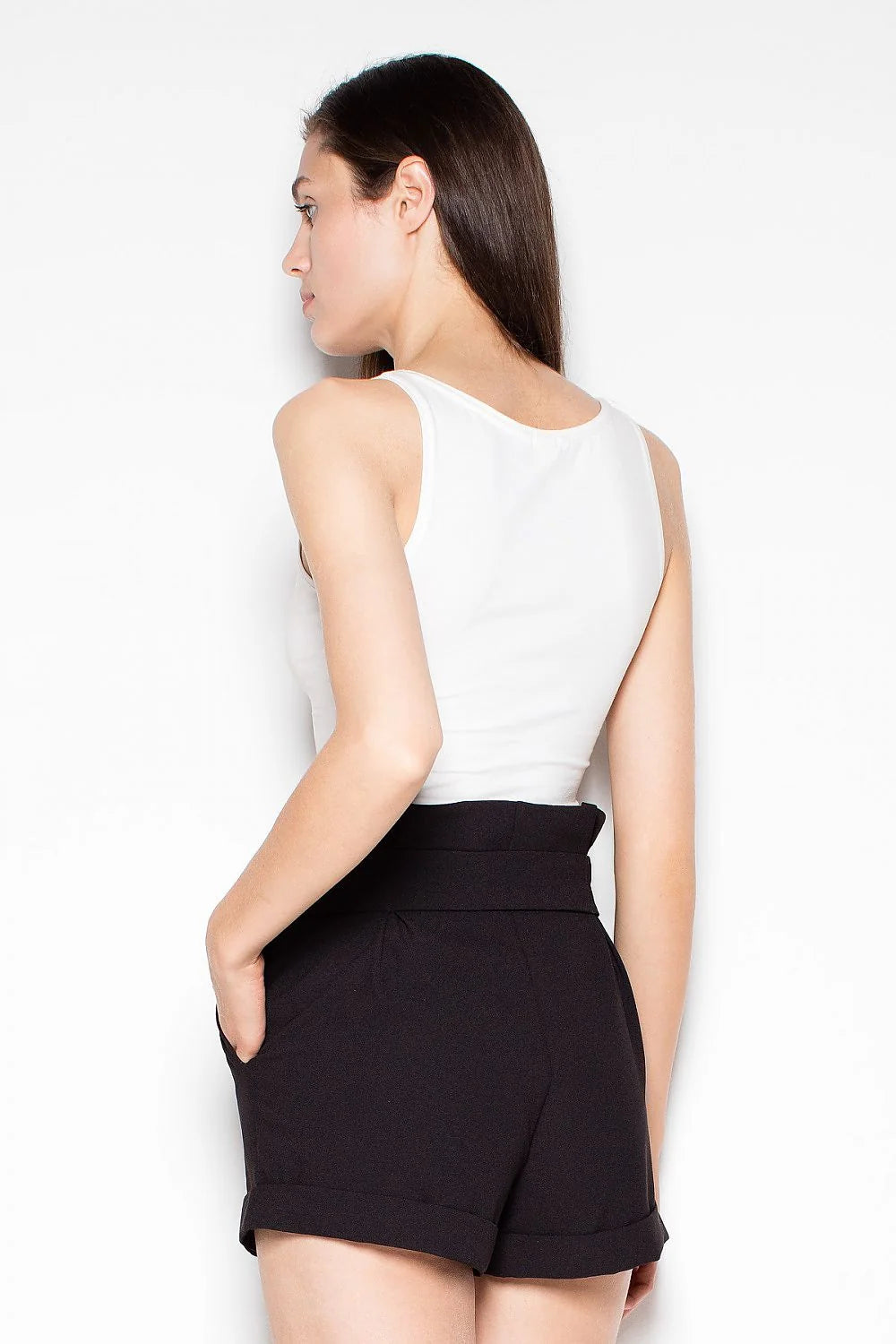 Short élégant en tissu polyester beige clair avec ceinture nouée pour femme moderne et chic