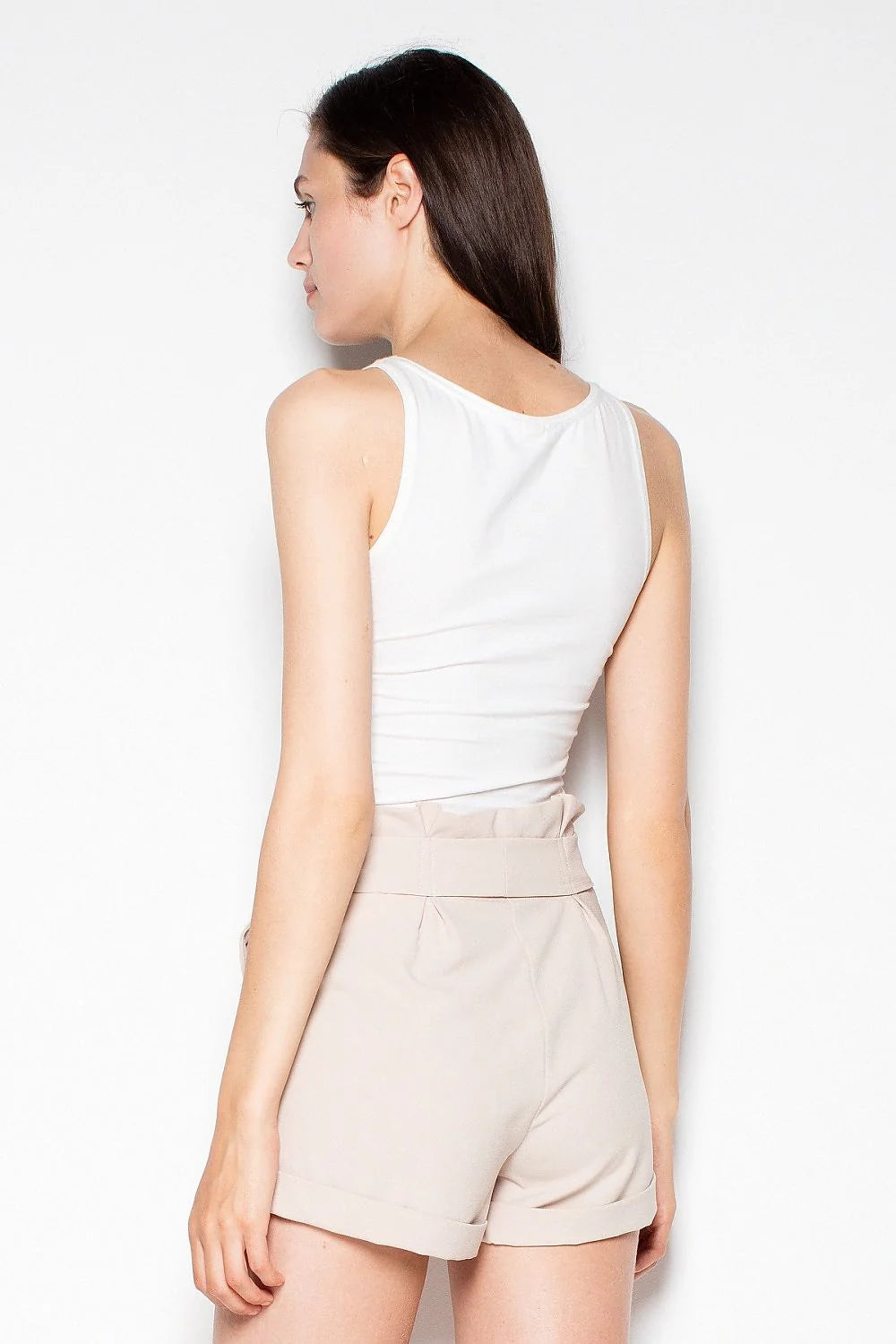 Short élégant en tissu polyester beige clair avec ceinture nouée pour femme moderne et chic