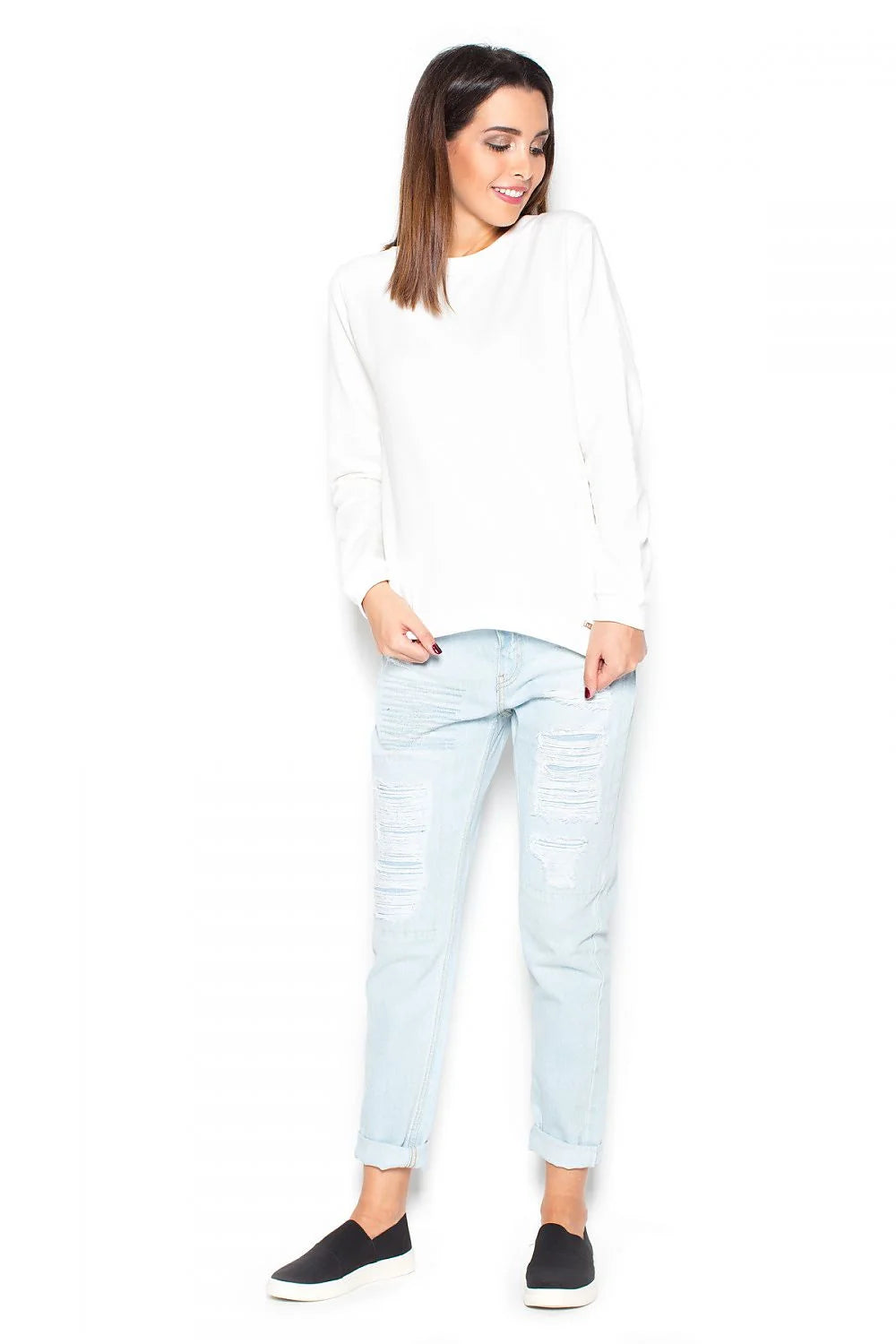 Sweat-shirt coton gris moderne pour un look décontracté avec jeans blanc déchiré tendance casual