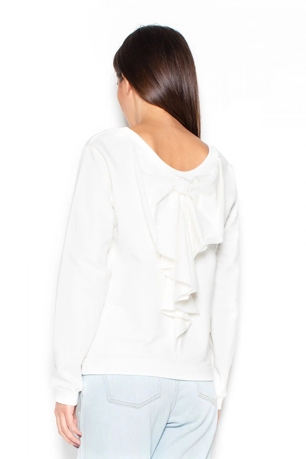 Sweat-shirt coton gris moderne pour un look décontracté avec jeans blanc déchiré tendance casual
