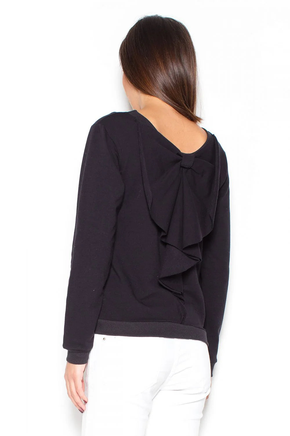 Sweat-shirt coton gris moderne pour un look décontracté avec jeans blanc déchiré tendance casual