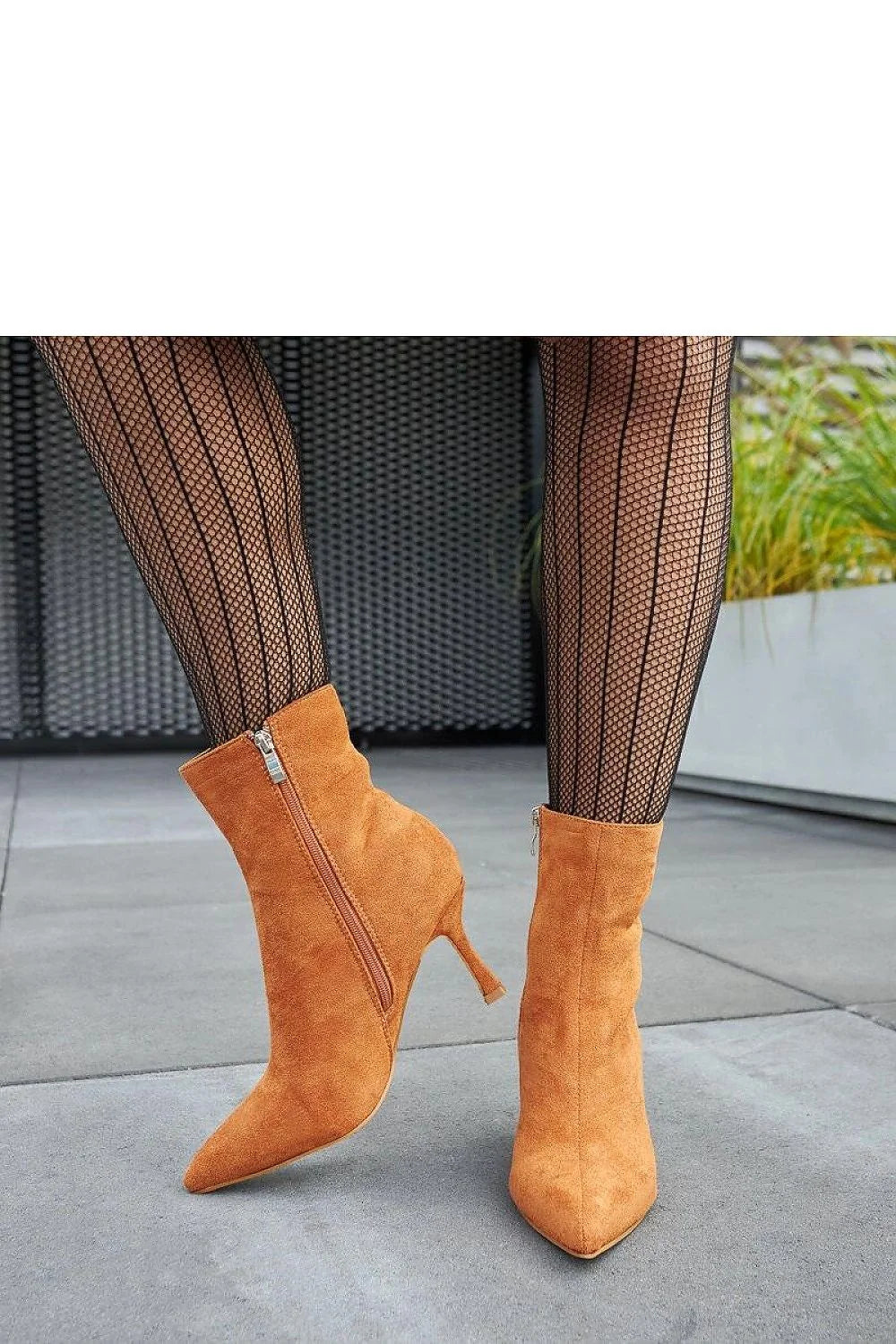 bottines talon stiletto camel daim cognac cheville bout pointu aiguille court silhouette effilée fermeture éclair latérale coutures discrètes