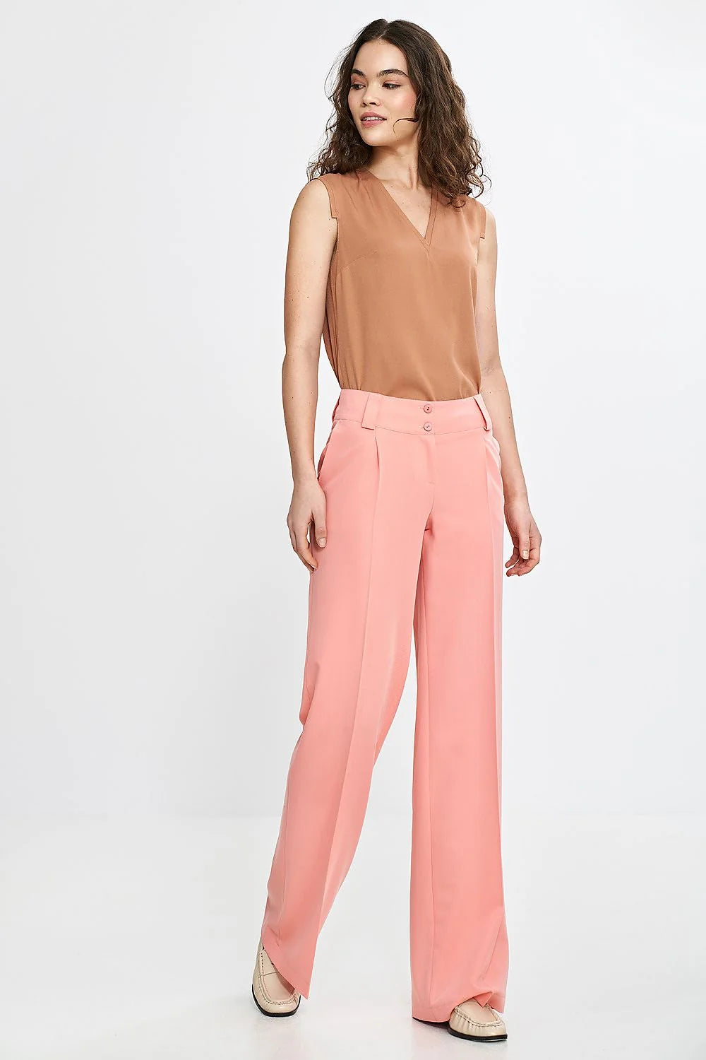 Pantalon élégant long pour femme en tissu synthétique rose saumon coupe évasée taille haute boutons pressions plis