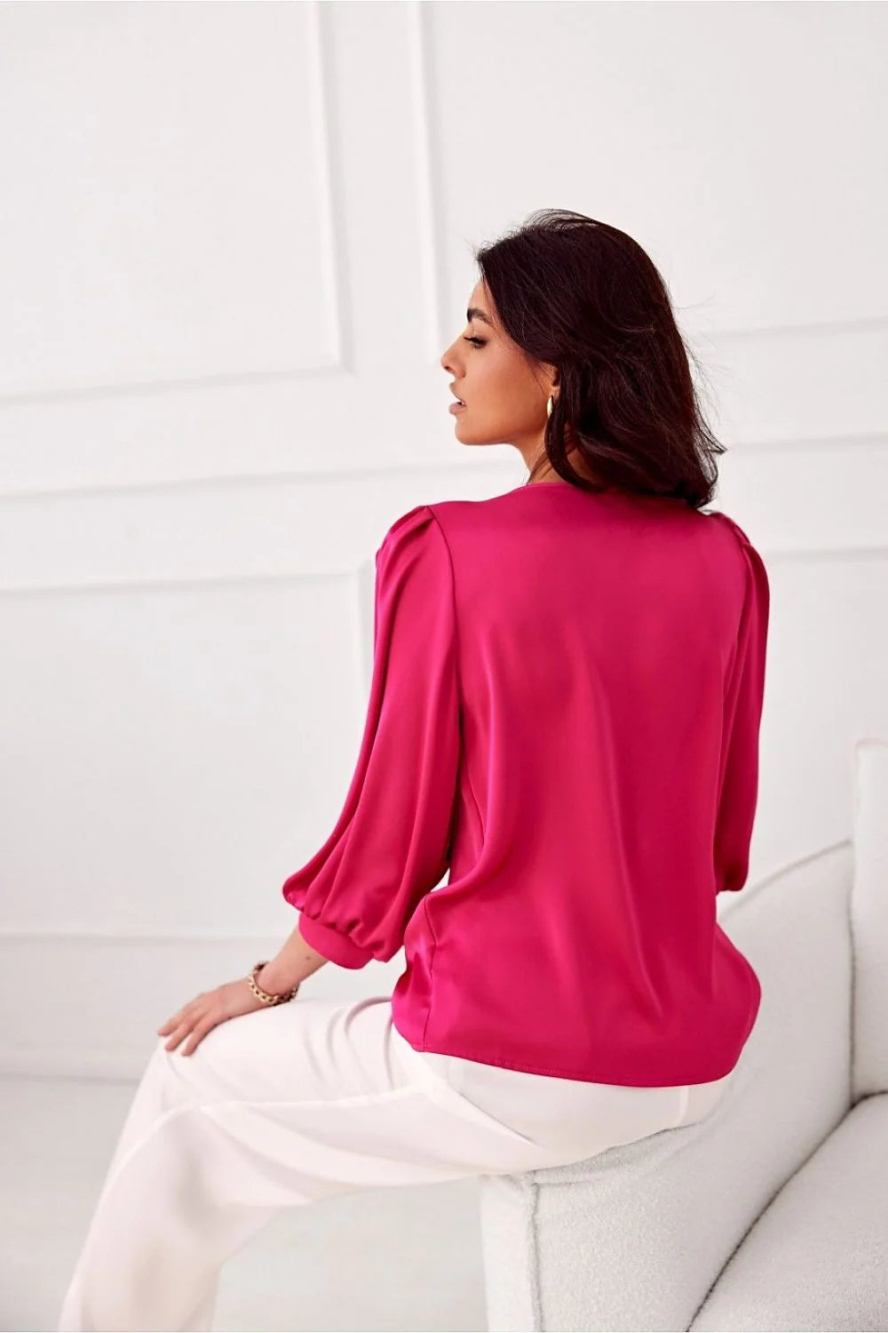 chemisier satin fuchsia floral appliqué épaule volumineux manches longues bouffantes poignets froncés col rond coupe ample femme élégante