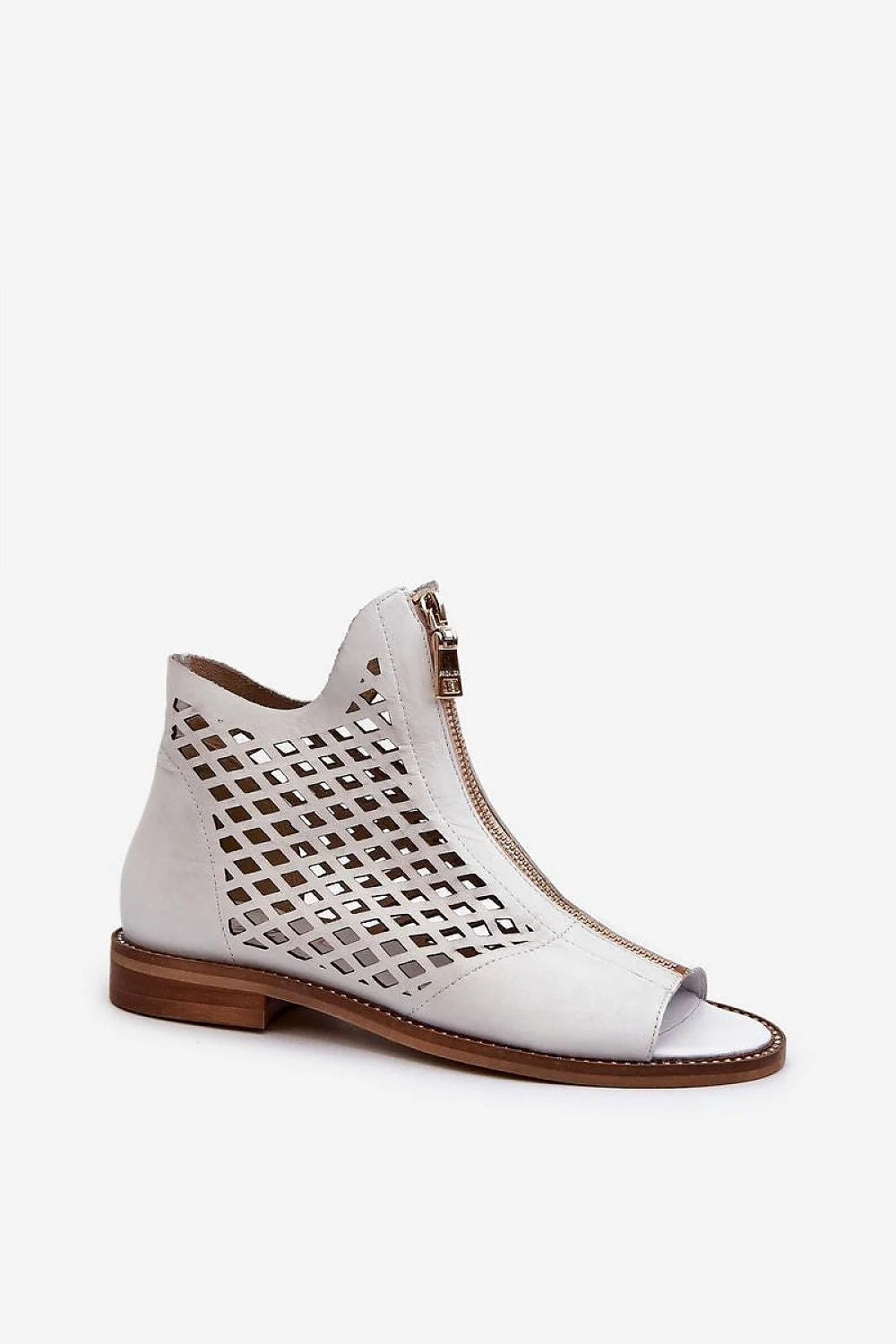 sandales femmes cuir naturel blanc cassé ouvertes empeigne ajourée quadrillée découpe laser fermeture éclair latérale métal argenté semelle bois plate