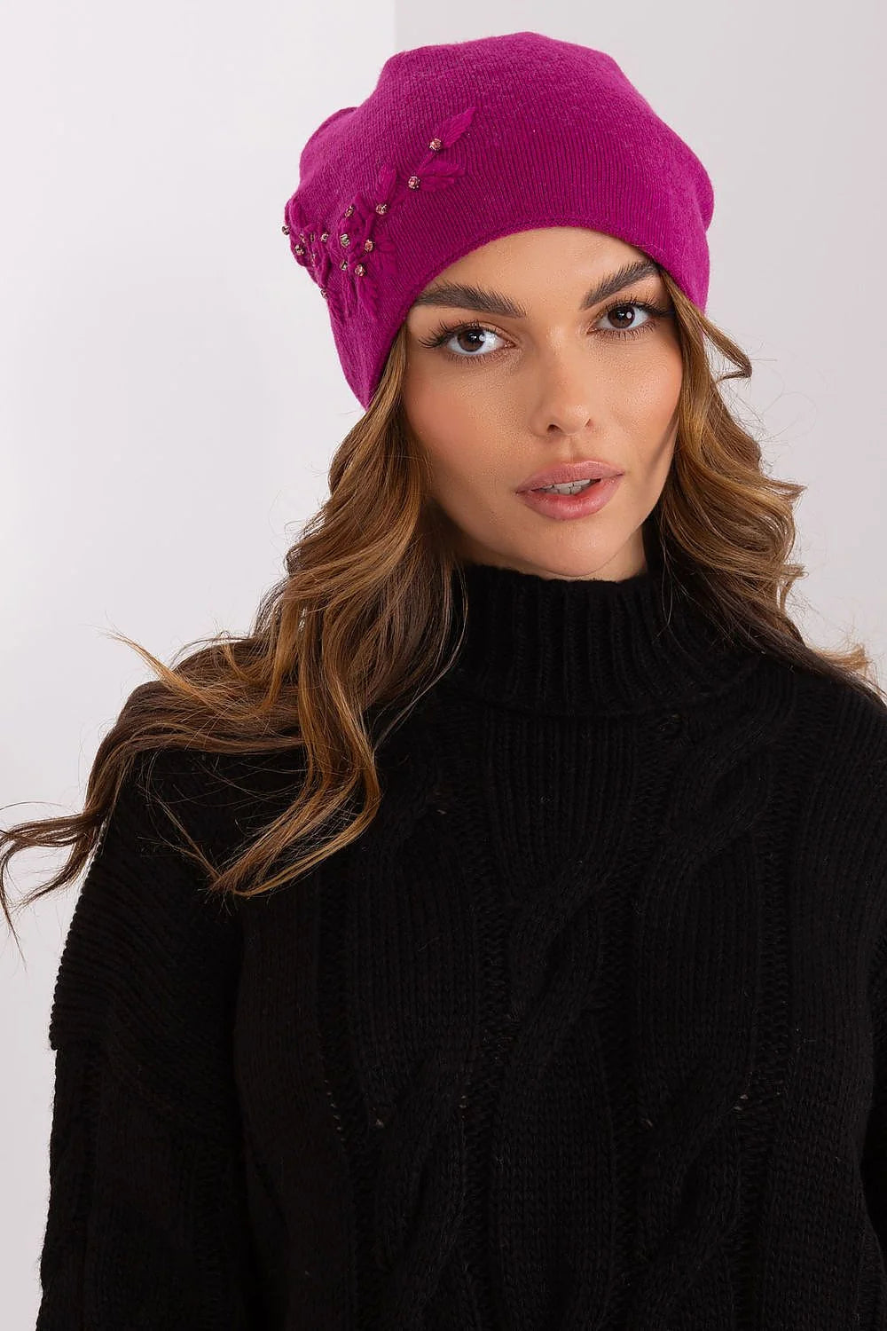 Bonnet d'hiver chaud pour femme en tricot lisse fuchsia avec détails décoratifs en perles et broderies
