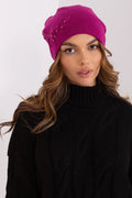 Bonnet d'hiver chaud pour femme en tricot lisse fuchsia avec détails décoratifs en perles et broderies