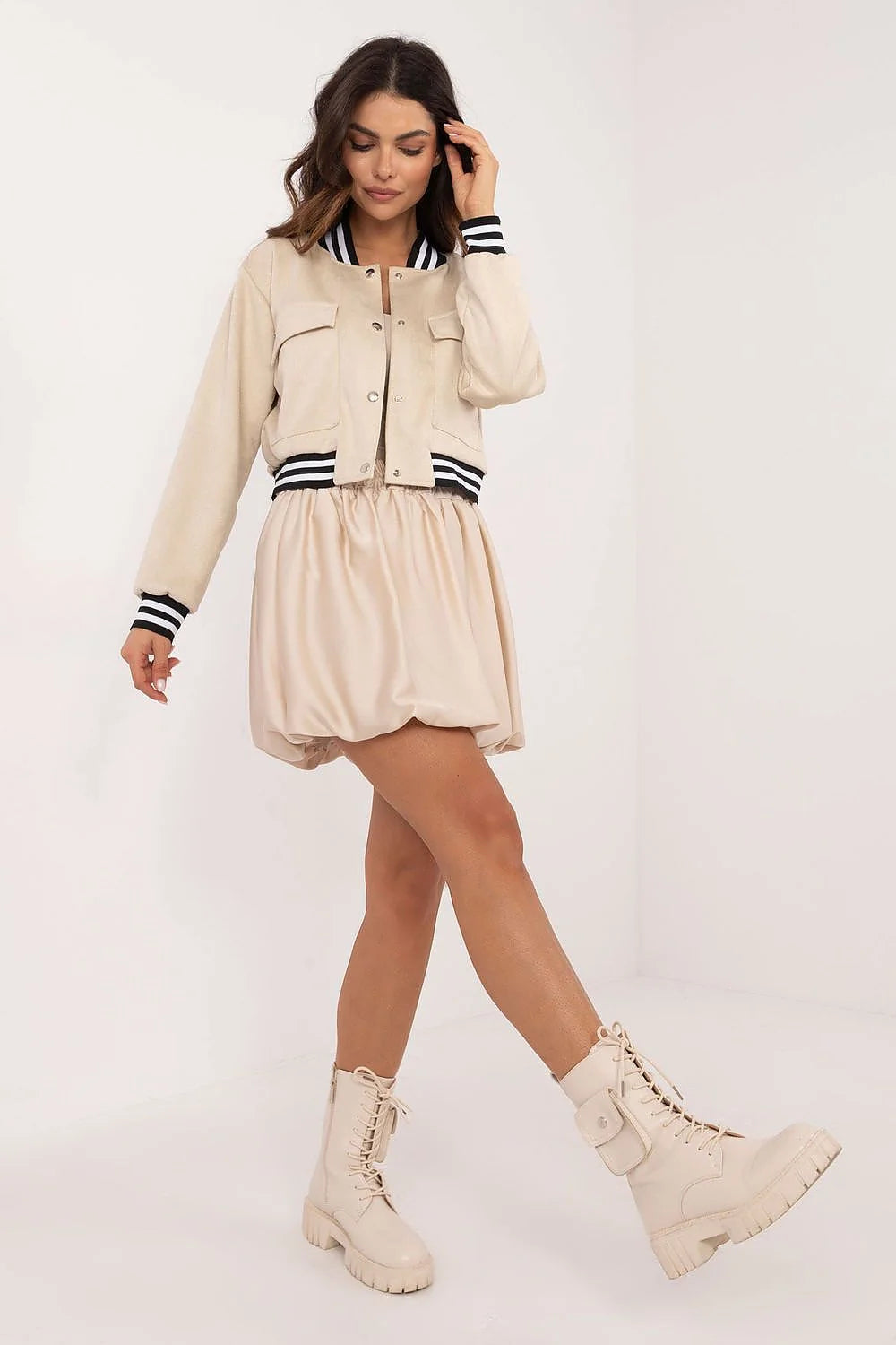 Jupe courte bomber style Italy Moda en beige clair avec doublure viscose, taille élastiquée, tissu brillant, style décontracté chic femme