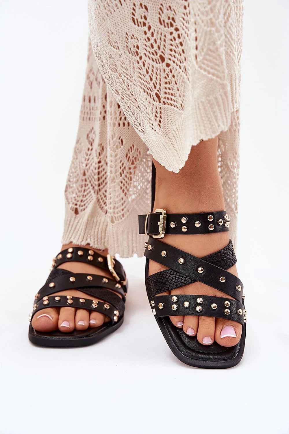Sandales femmes style moderne audacieux cuir noir clous dorés brides croisées talon plat confortable été