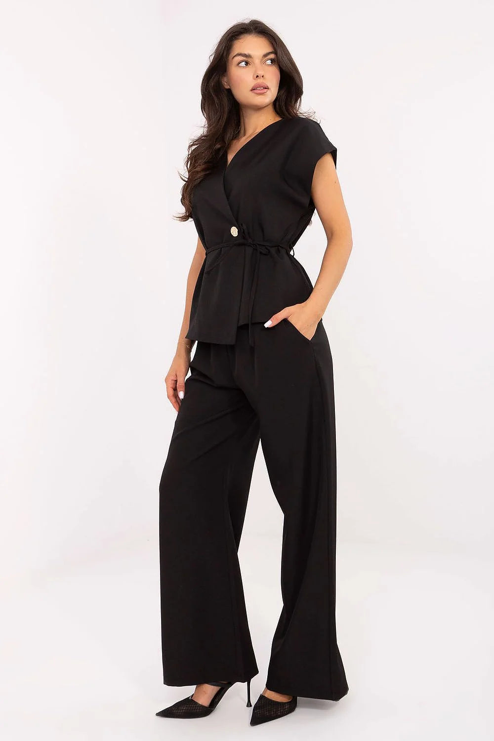ensemble tailleur femme pantalon palazzo taille haute jambes larges gilet manches courtes col V boutonné ceinturé lien fluide tombant élégant