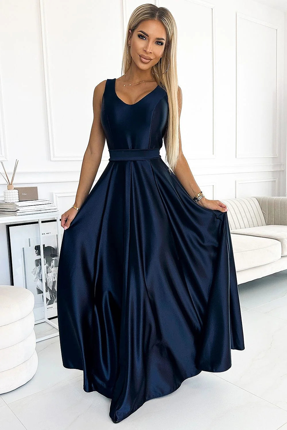Robe de soirée élégante longue en satin bleu marine encolure V ceinture taille ajustable sans manches pour femme
