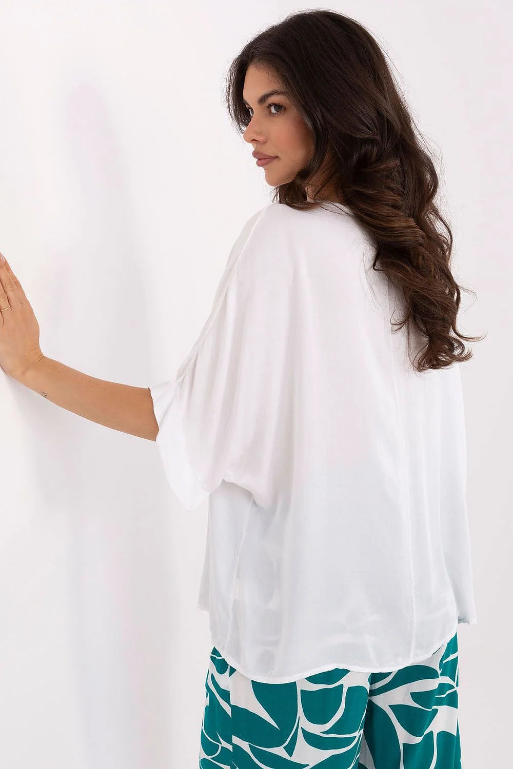 Chemisier Och Bella en viscose, style casual chic, blanc pur, manches courtes larges, encolure en V, look summer élégant, pantalon turquoise