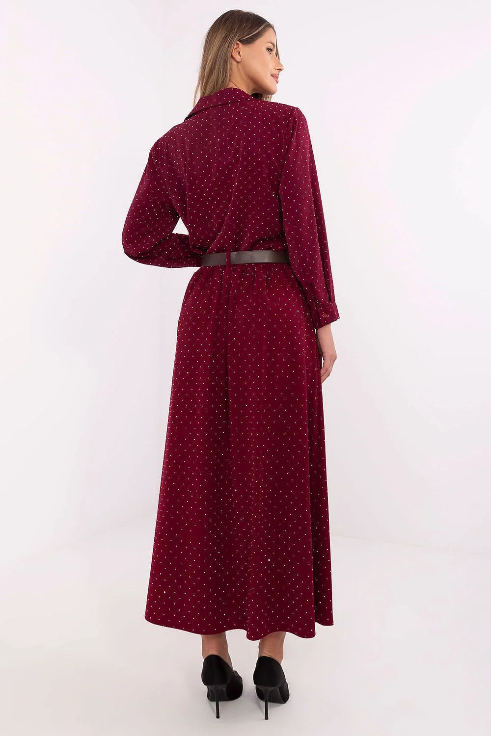 Robe longue élégante pour femme en tissu fluide couleur bordeaux à motifs pois blancs manches longues ceinture noire ajustabledos nu