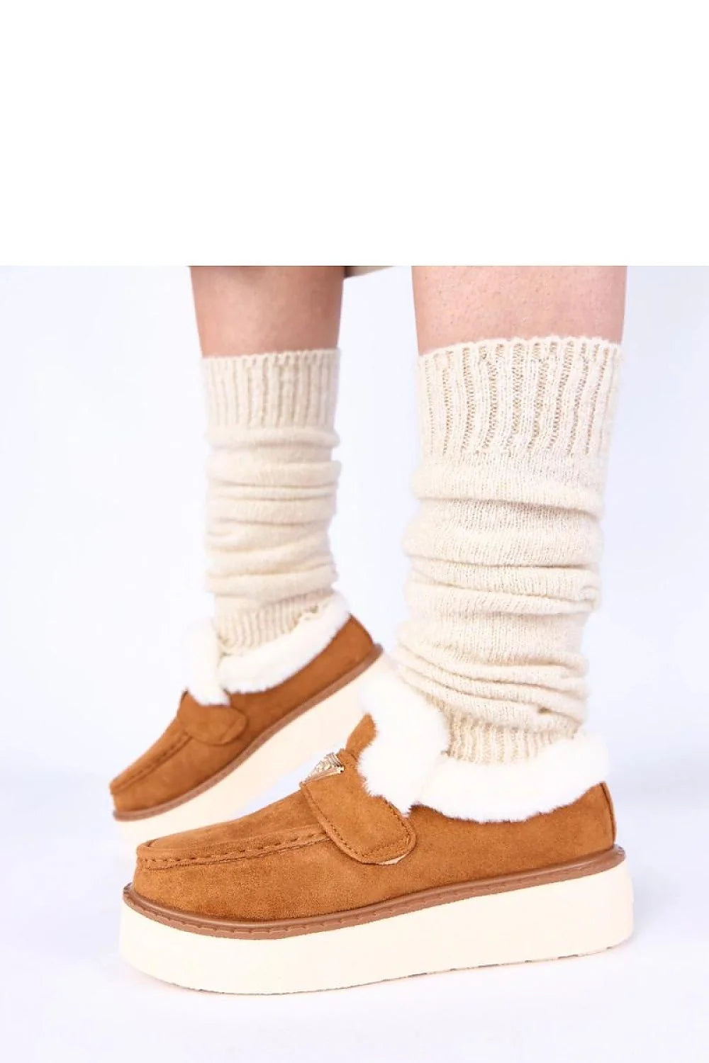 mocassins femme cuir suédé cognac doublure fausse fourrure crème plateforme crantée semelle blanche caoutchouc bride rabat plaque métallique triangulaire cosy