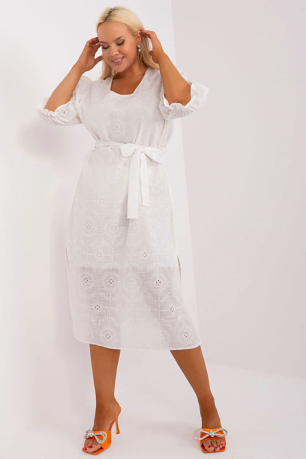 robe midi blanche broderie anglaise ajourée bohème manches troisquarts froncées encolure carrée ceinture nouer taille fentes latérales coupe droite