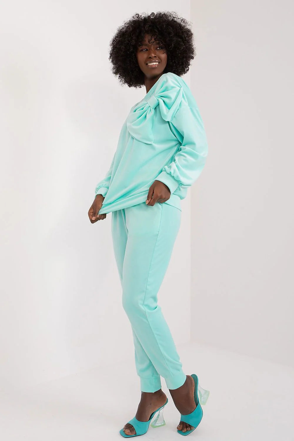 Ensemble mode femme Italy Moda manches longues pantalon jogger bleu clair coupe ample élastiquée nœud épaule
