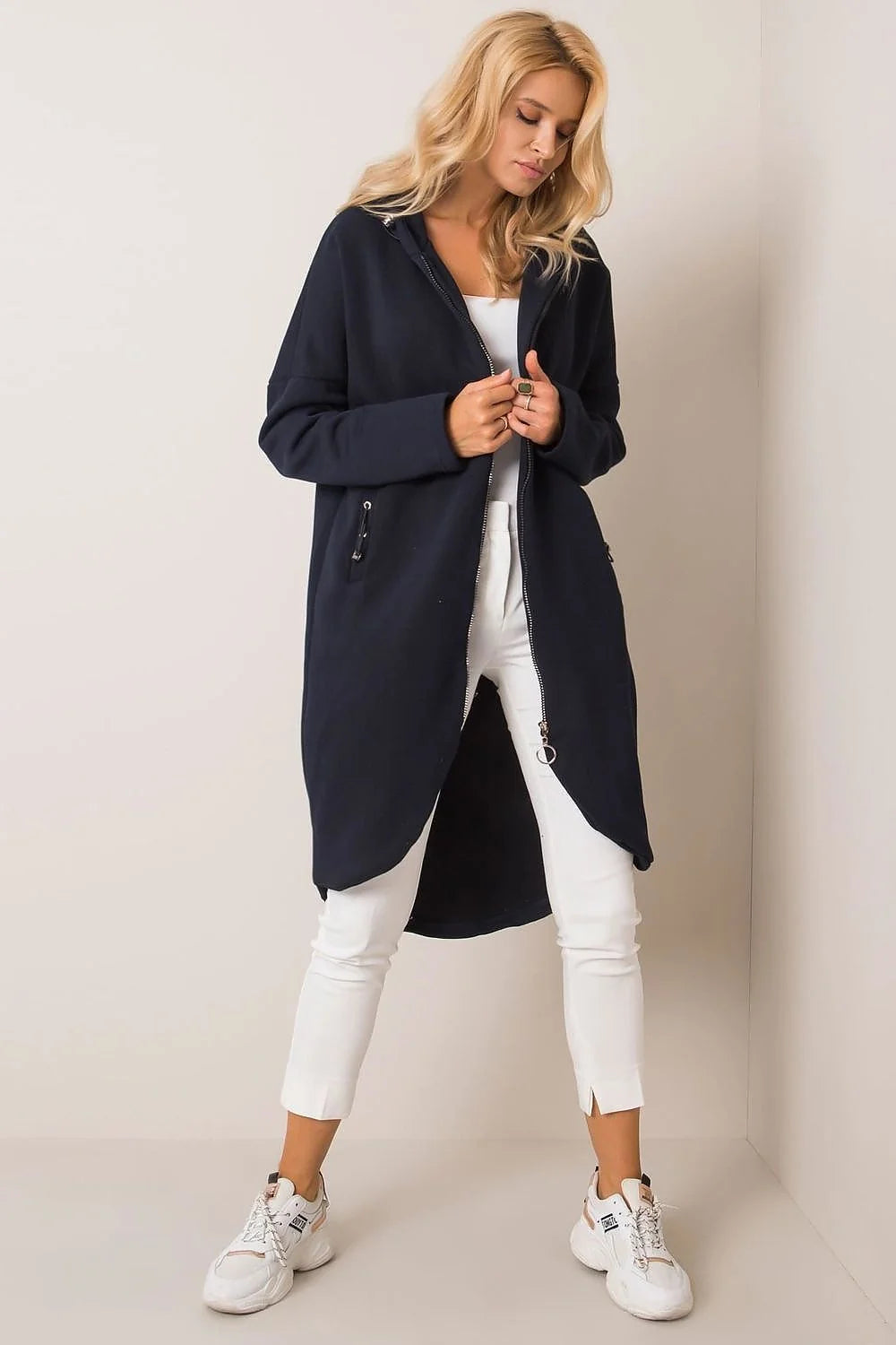 Manteau pour femmes design moderne audacieux couleur fuchsia vif coupe oversize matériau structuré fonctionnalité confort