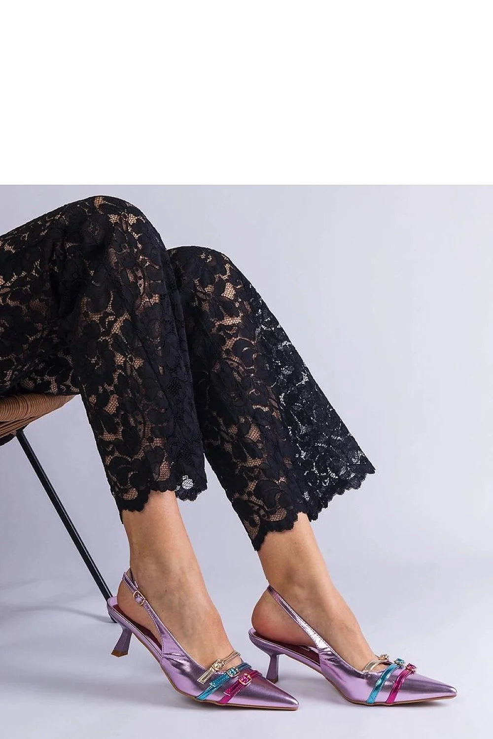 Ensemble robe et chaussures pour femme avec dentelle noire et cuir métallique violet, style sophistiqué et moderne