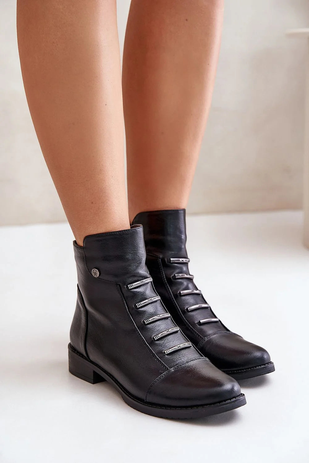 Bottines femmes cuir noir style minimaliste fermeture éclair logo discret talon plat semelle caoutchouc