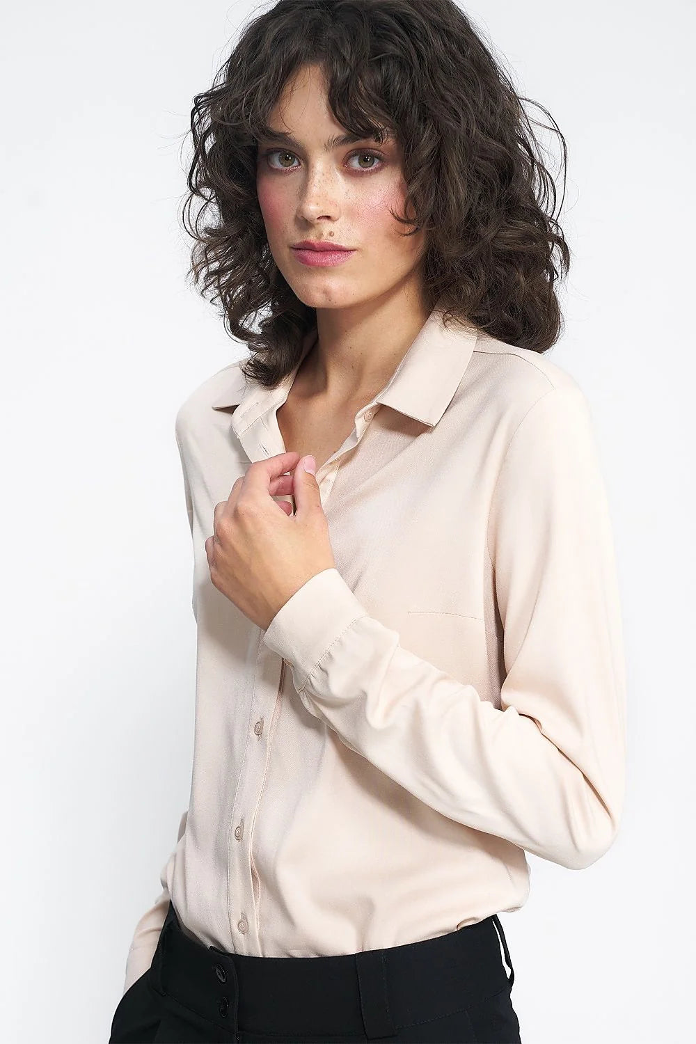 Chemise à manches longues beige élégante pour femmes coupe ajustée matière douce style professionnel occasion formelle