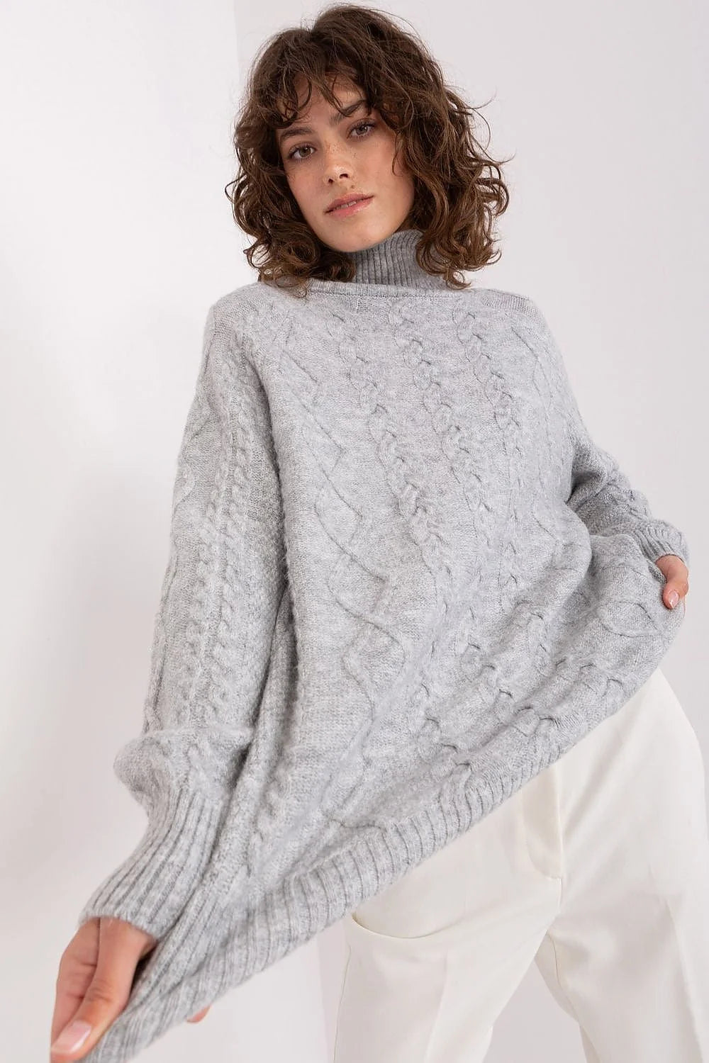 pull col roulé maille torsadée acrylique gris clair oversize ample manches longues tricot épais duveteux cosy