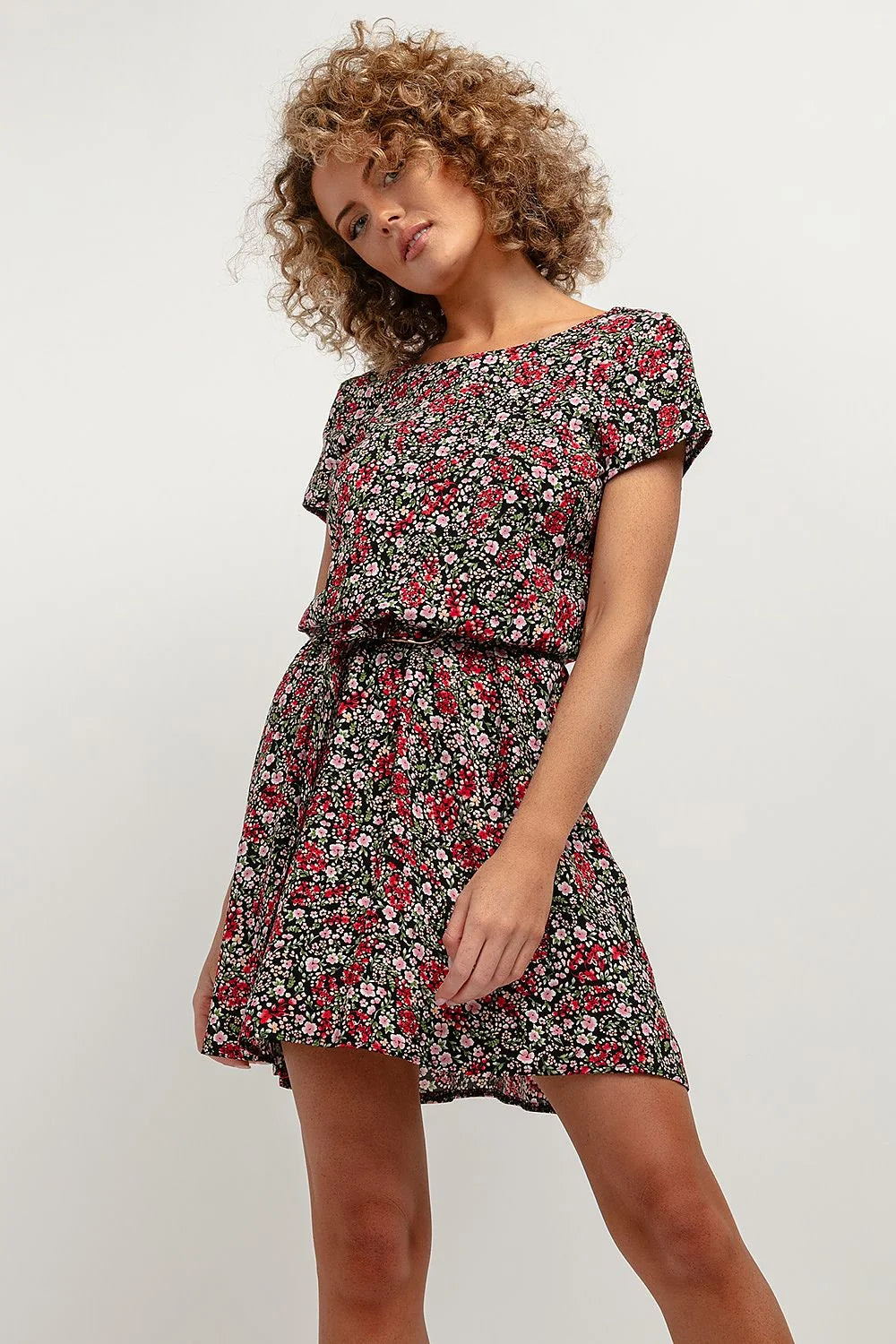 Robe de jour Tessita féminine style élégant motifs floraux couleurs vibrantes taille ajustable en viscose 100 % pour femme