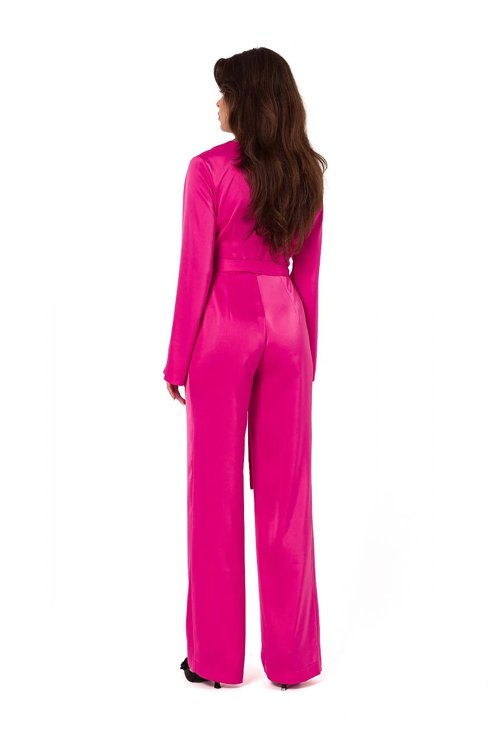 Combinaison femme élégante moderne une pièce rose vif satiné décolleté V manches larges ceinture à nouer pantalon large confortable style sophistiqué occasion spéciale