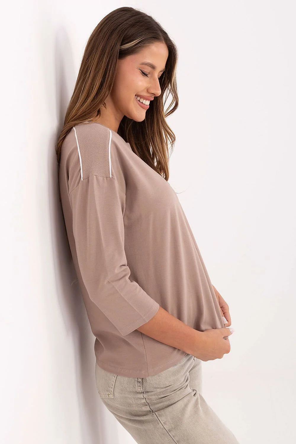 tee shirt femme casual coupe boxy manches troisquarts col rond jersey doux taupe rosé broderie logo métallique bande contrastée épaules