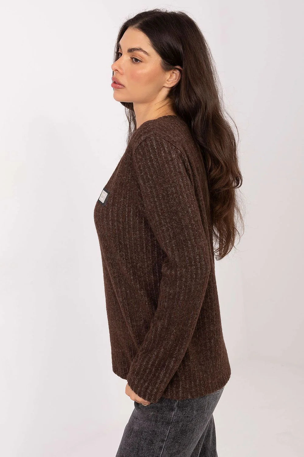 pull femme col V coton élasthanne côtelé marron chiné manches longues coupe droite texture brossée moelleuse ajusté logo poitrine polyvalent