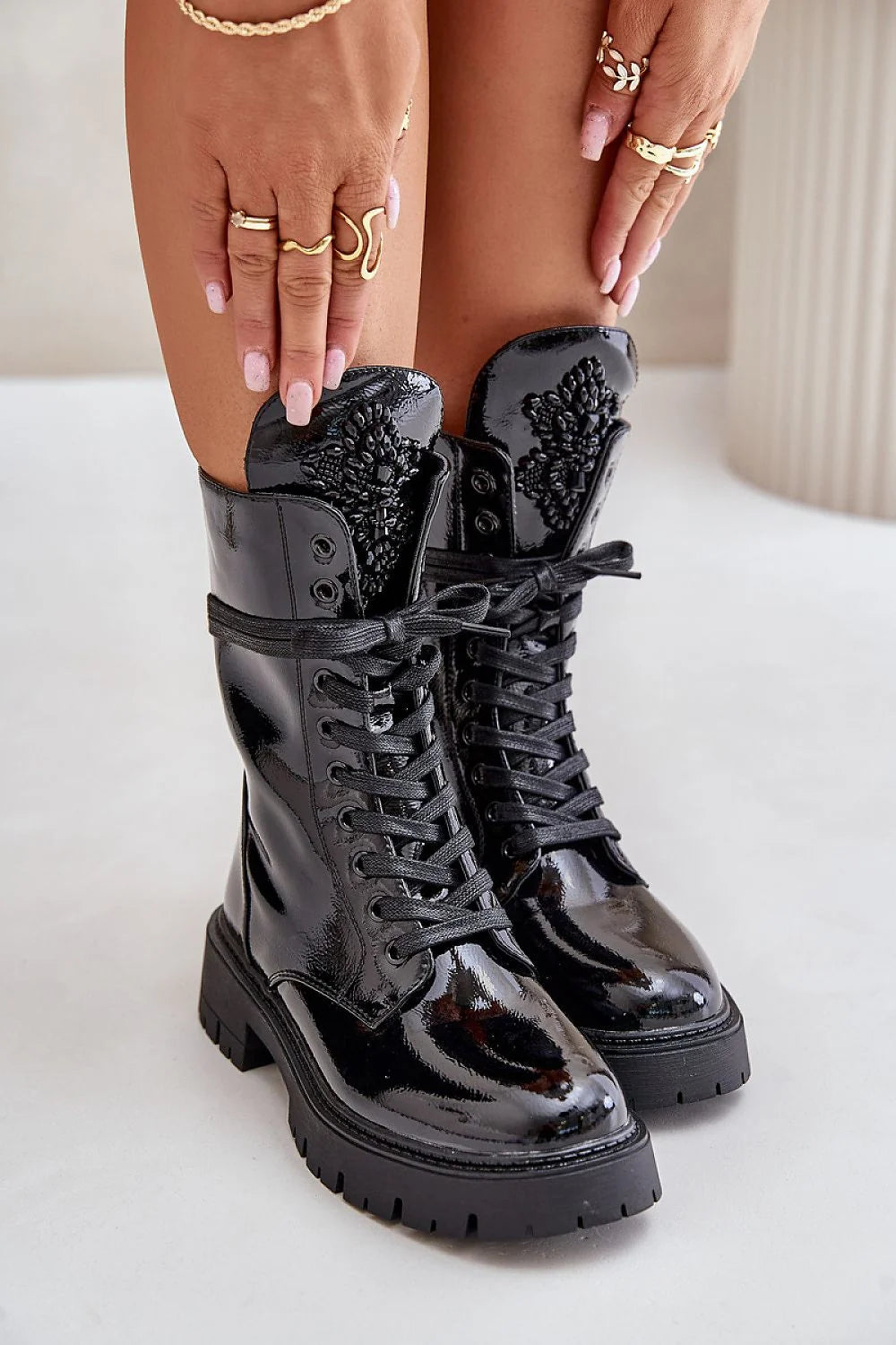 Bottines en cuir vernis pour femme style combat, fermeture éclair et lacets, noir, semelle caoutchouc, look audacieux et intemporel