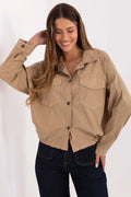 chemise overshirt femme beige sable coton élasthanne manches longues poches rabats bas élastiqué coupe courte boxy saharienne utilitaire boutonnée