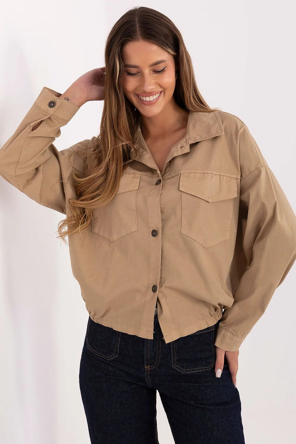 chemise overshirt femme beige sable coton élasthanne manches longues poches rabats bas élastiqué coupe courte boxy saharienne utilitaire boutonnée