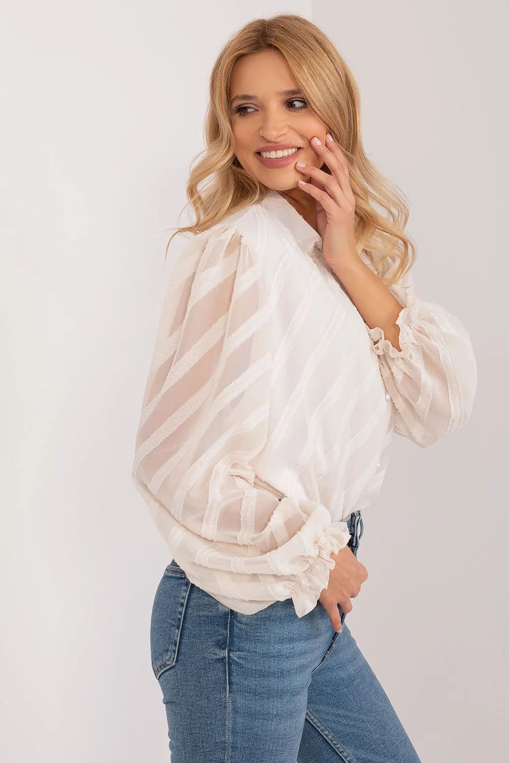Blouse féminine élégante à manches longues design moderne tissu léger couleur blanc cassé coupe ample perles boutons femmes