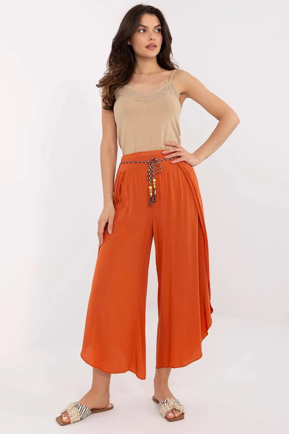 Pantalon femme Och Bella high-waisted large legs slit tie belt beige top summer casual outfit