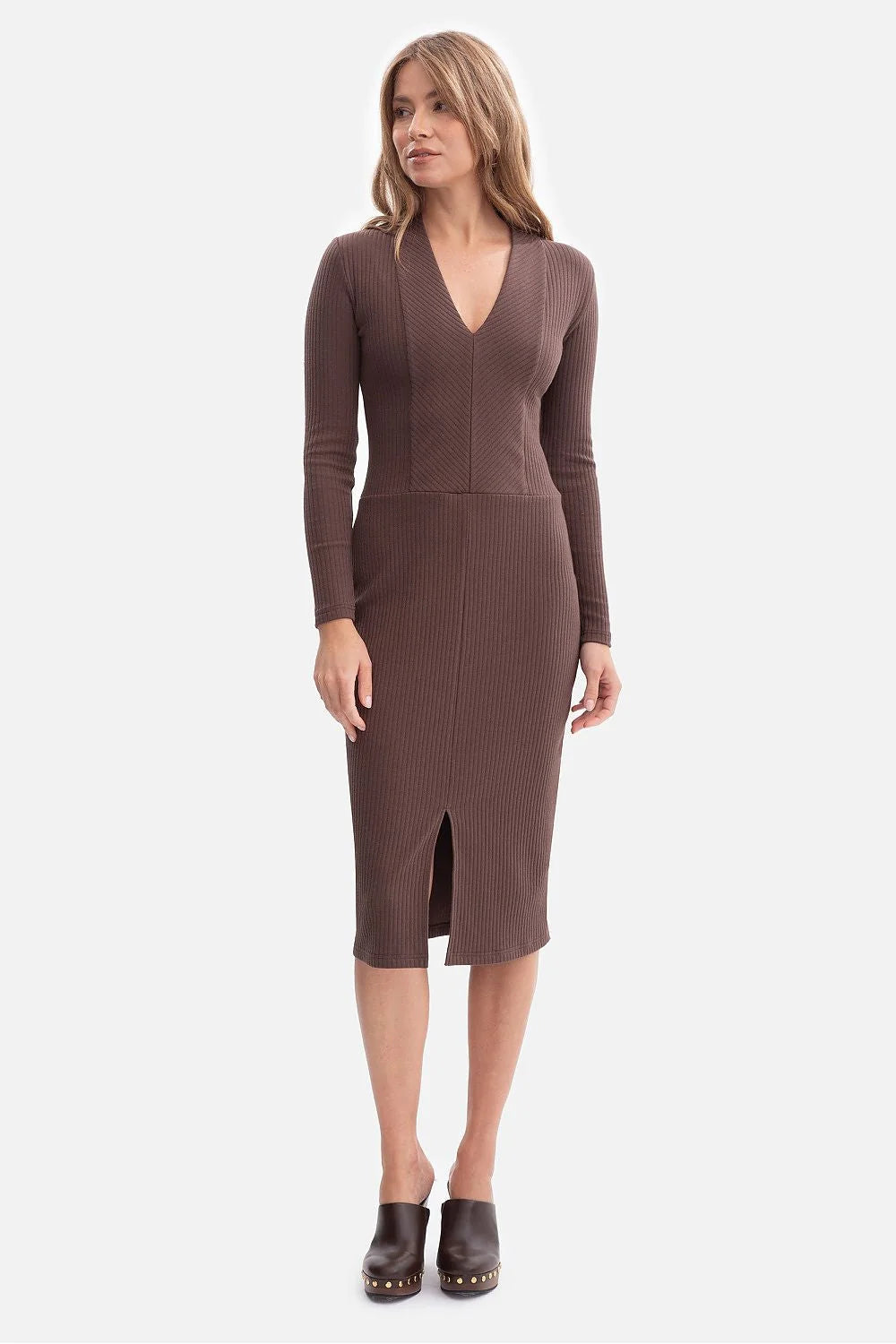 robe midi côtelée marron chocolat manches longues col V ajustée bodycon taille marquée fente frontale genou coton élasthanne minimaliste élégante
