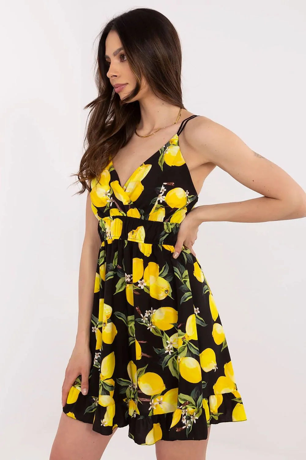 Robe d'été légère imprimée citron noir bretelles fines encolure V coupe évasée mini longueur volant femme