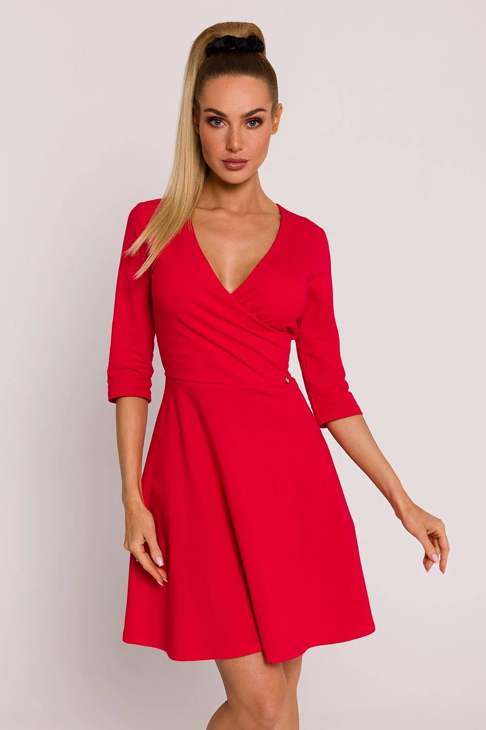 robe rouge courte portefeuille col V manches troisquarts taille cintrée jupe patineuse évasée polyester fluide bouton latéral décoratif