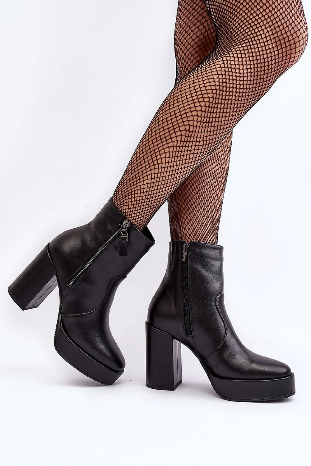 Bottes à talons aiguille en cuir noir lisse design audacieux modern style femme élégance talon renforcé plateforme confort