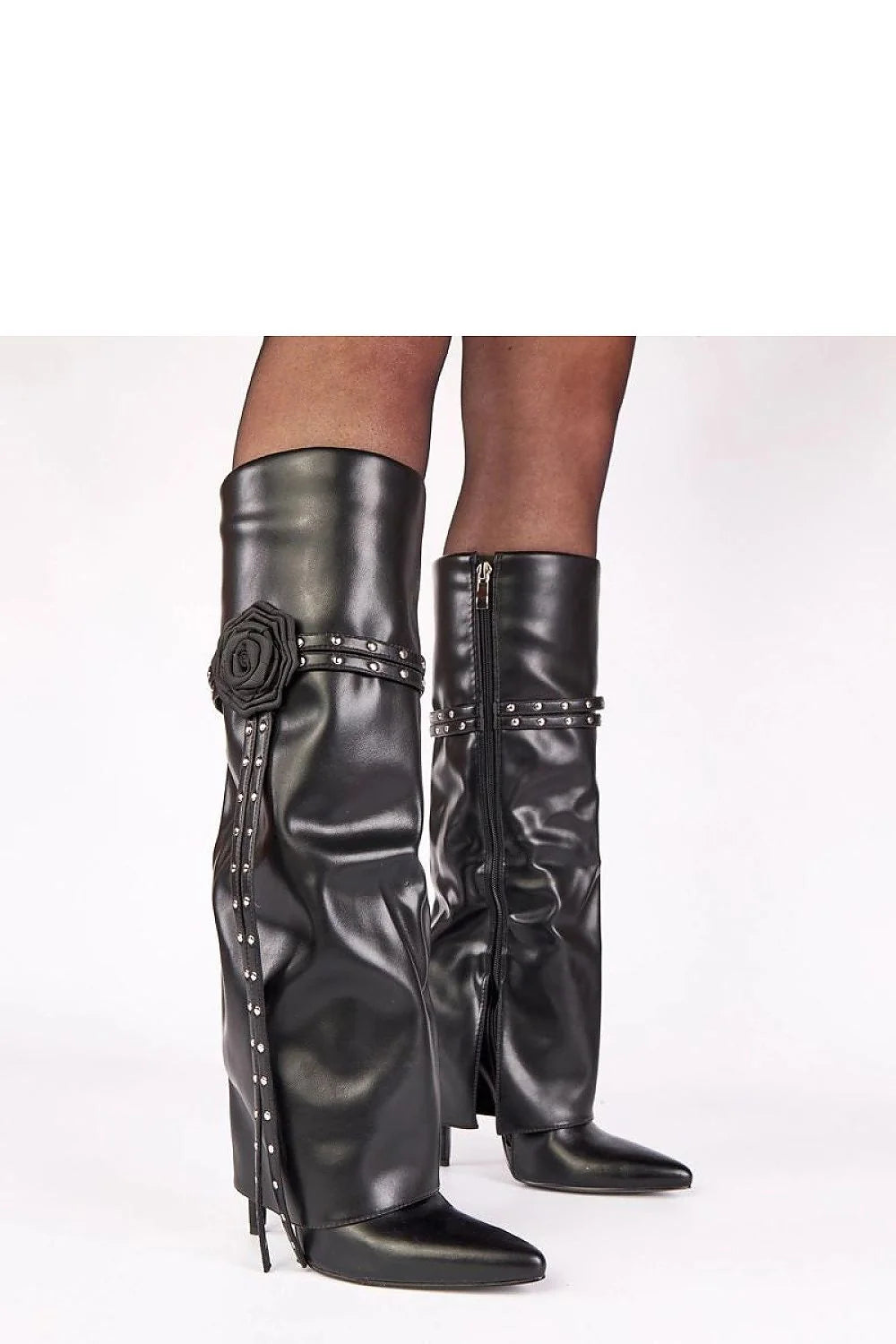 cuissardes noires cuir brillant tige haute genou fermeture éclair bout pointu talon aiguille lanières décoratives fleur appliquée rembourrage