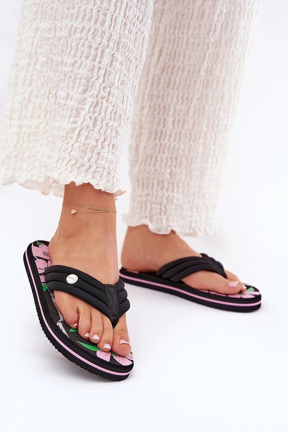 Tongs pour femmes design moderne estivales confortables légères motif floral matériau textile caoutchouc détails métalliques tailles disponibles collection été