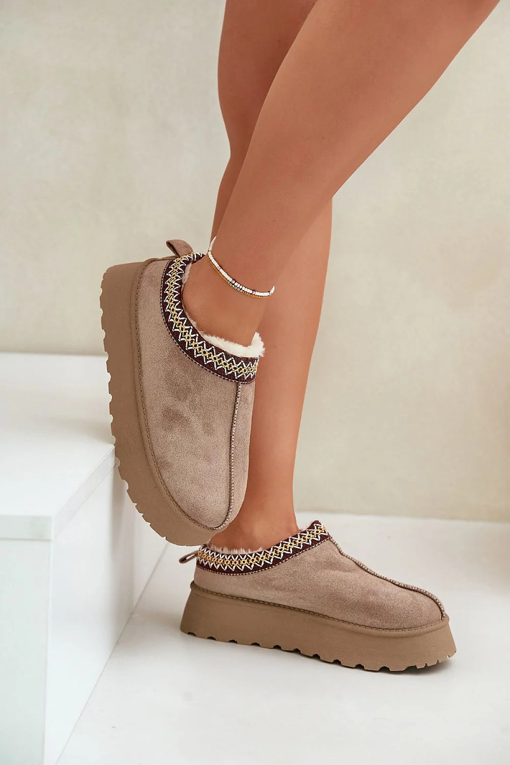 pantoufles suédine écologique taupe femme fourrées doublées fourrure plateforme 4cm bouts fermés semelle crantée antidérapante galon tressé multicolore