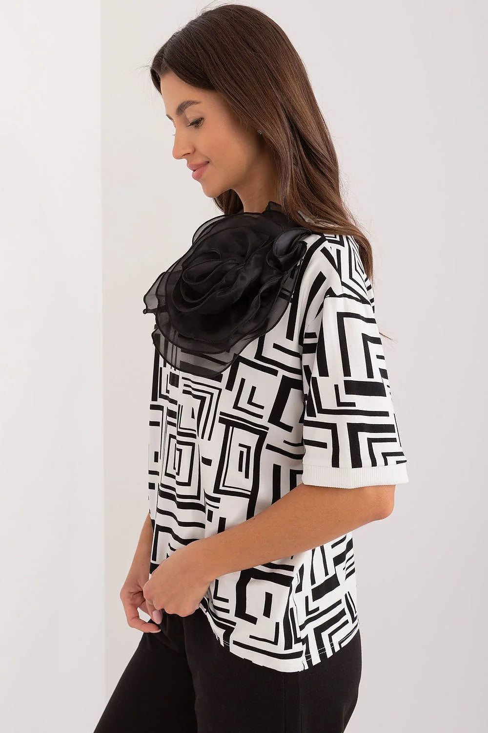 Chemisier Lakerta pour femme, élégance moderne avec motifs géométriques, manches courtes, fleur ornée, blanc et noir, occasion décontractée