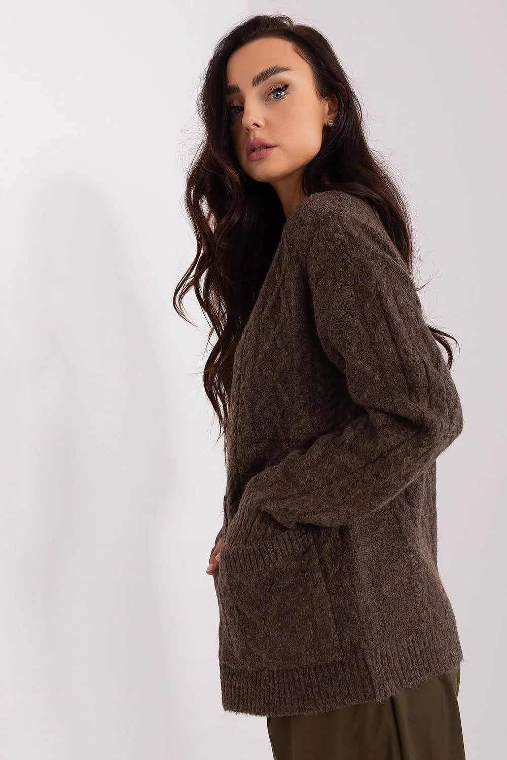 Cardigan femme en laine marron foncé col V profond boutons marron manches longues poches rib côtelé coupe ample