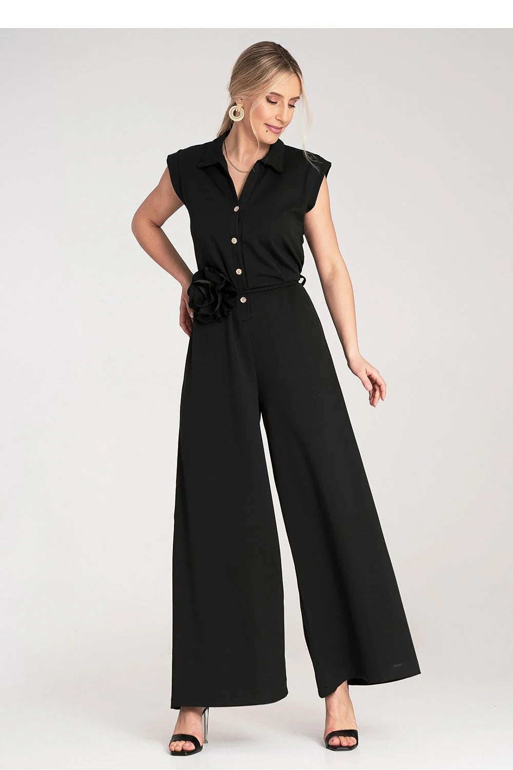 combinaison Figl noire élégante intemporelle sans manches ceinture fleur textile col chemisier boutons nacrés taille cintrée jambes larges
