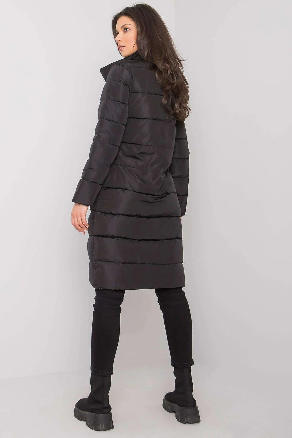 Manteau long fourré pour femme élégant style moderne design quilté noir intérieur contrastant isolé polyester résistant à l'eau hiver froid coupe droite col montant zippered