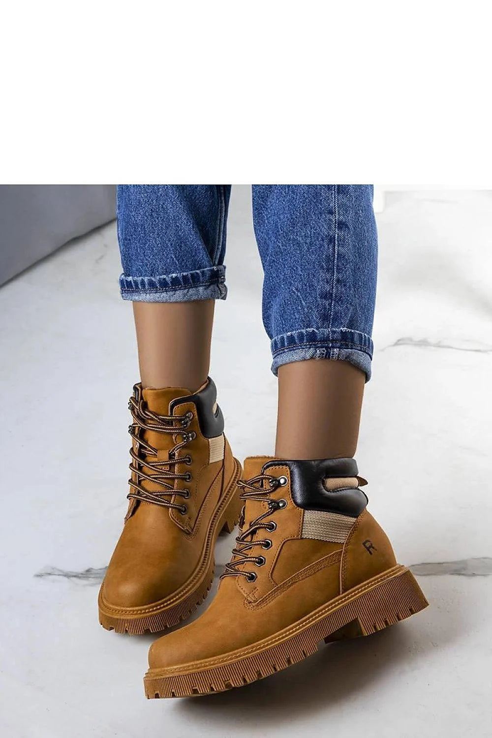 bottines femmes utilitaire cuir camel nubuck suédé montantes col rembourré noir semelle crantée épaisse lacets ronds œillets renforcés