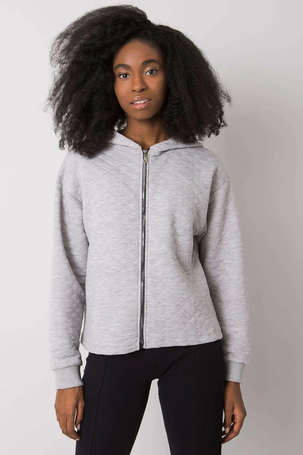 Sweatshirt femme coton matelassé gris clair zippé confort mode 2023 casual chic décontracté moderne