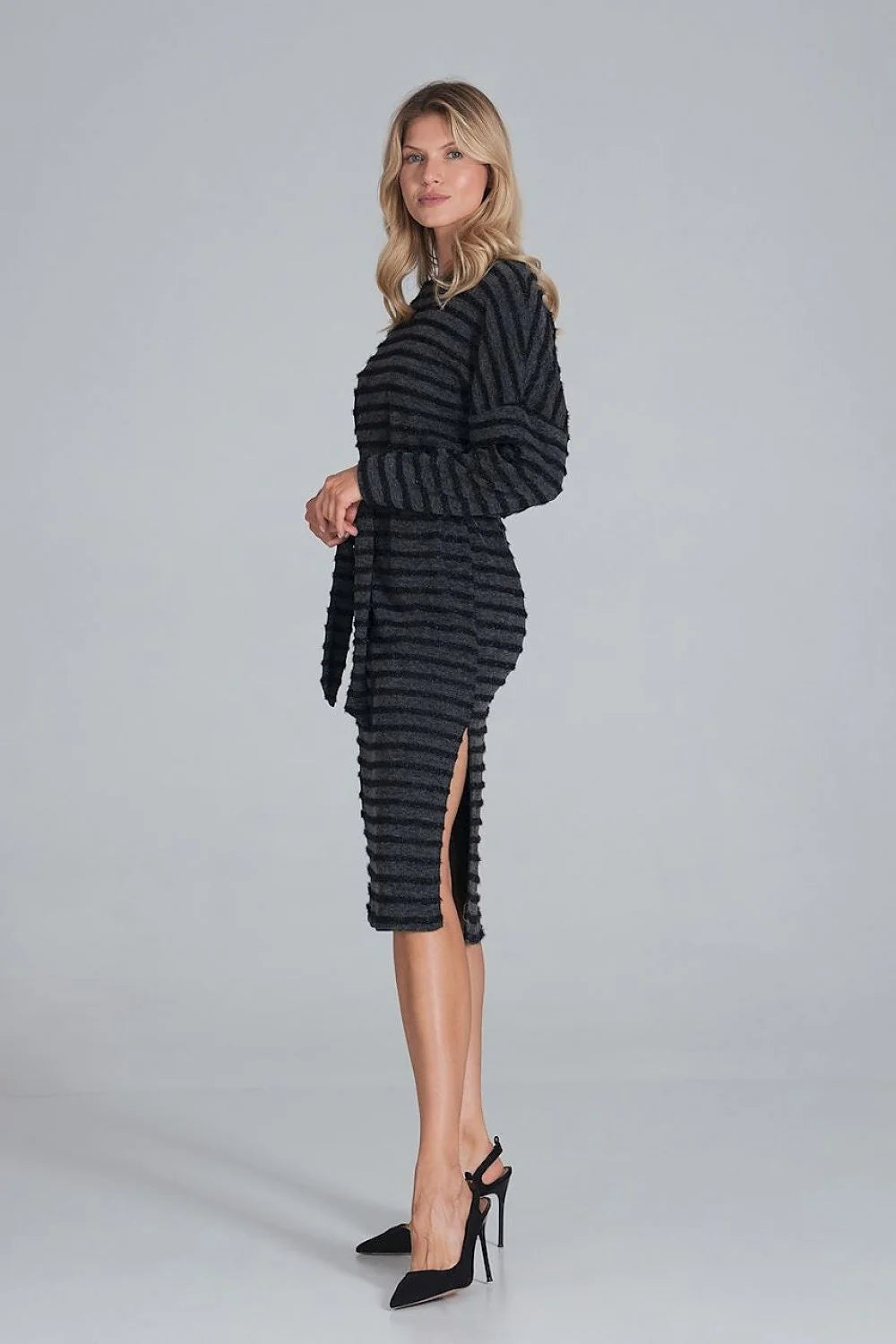 Robe tricot rayée grise élégante et décontractée avec ceinture pour un style chic quotidien