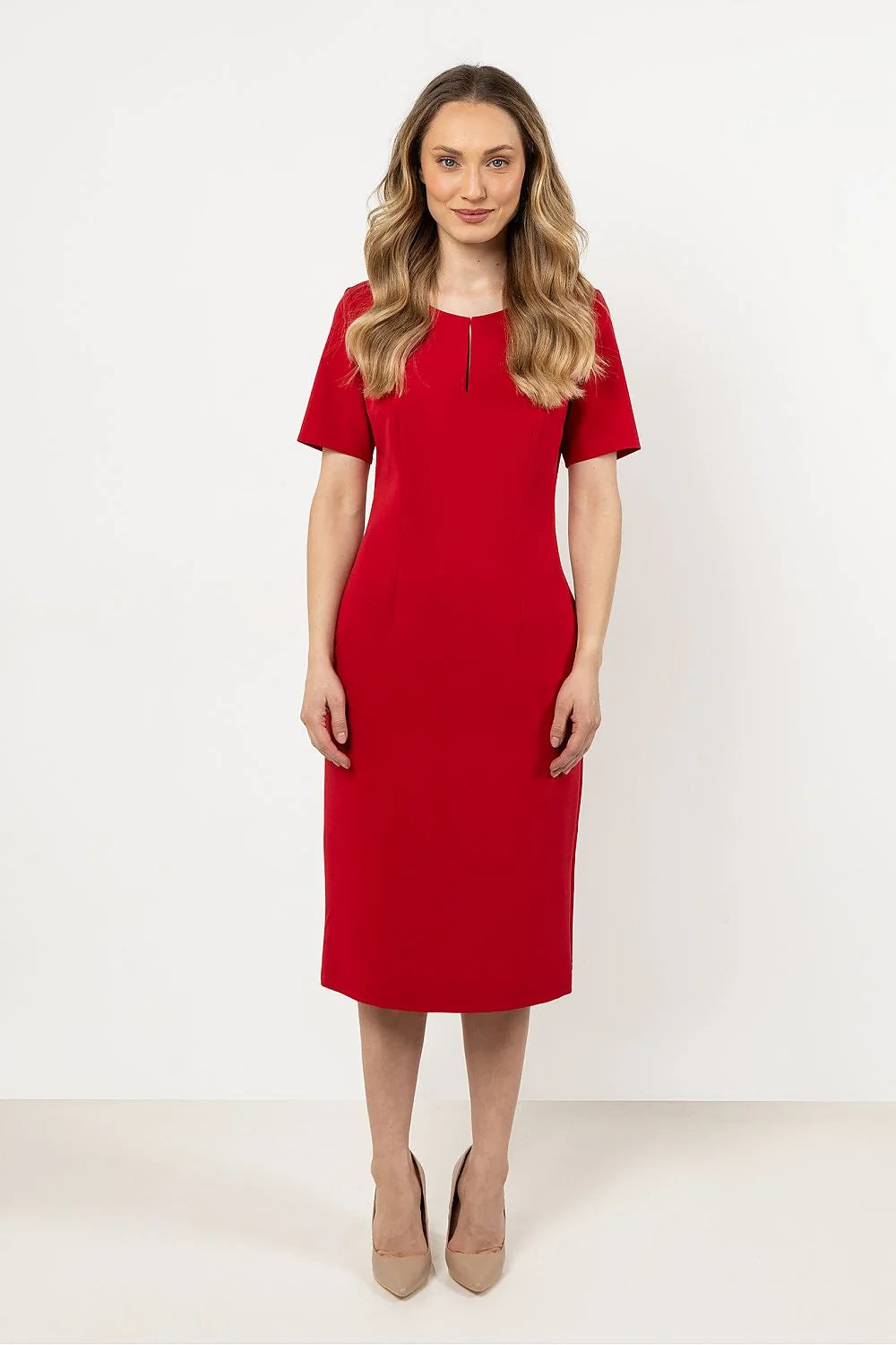 Robe élégante longueur midi manches courtes coupe ajustée finitions subtiles polyvalente femme mode intemporelle