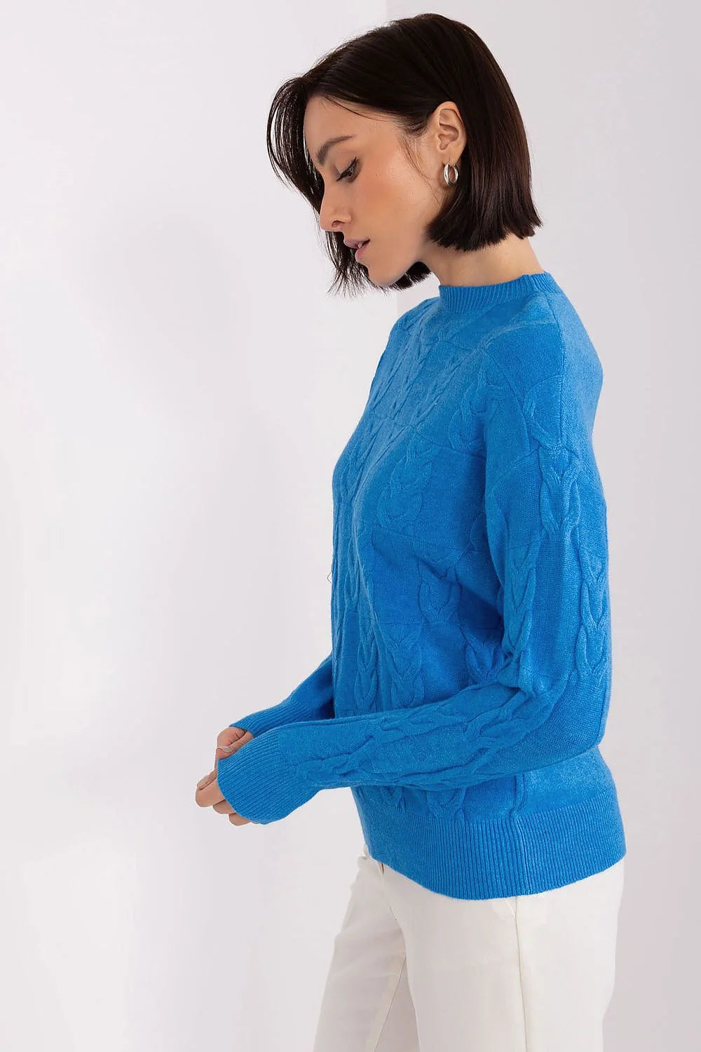 Pull pour femme design contemporain maille bleu vif motif torsadé manches longues col rond ajusté